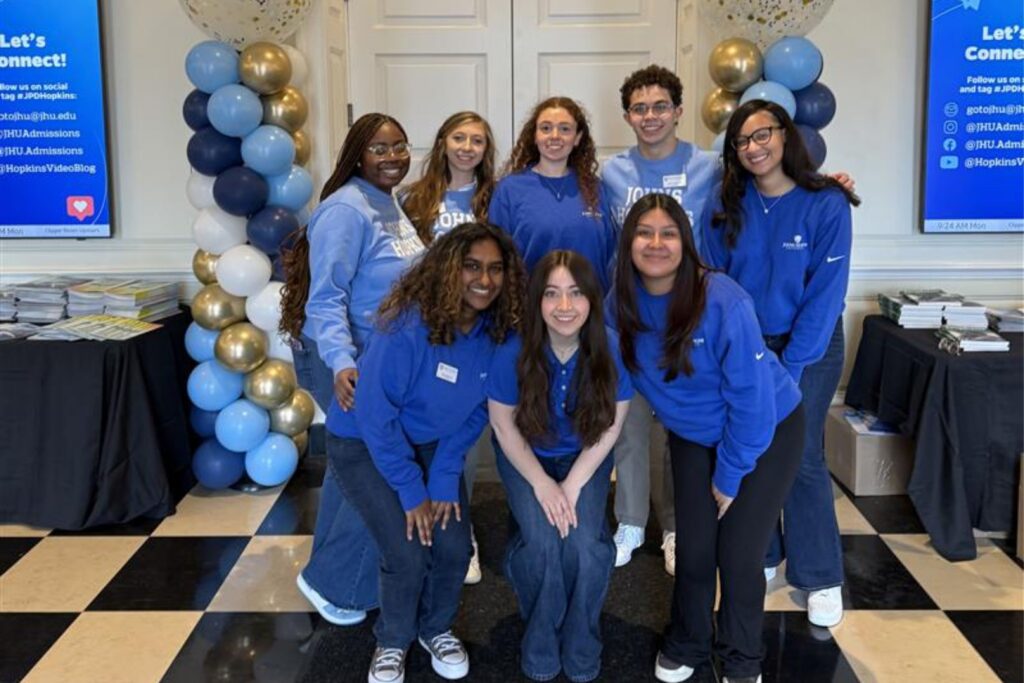 Ocho miembros de la Blue Key Society en un acto de admisión de estudiantes universitarios.